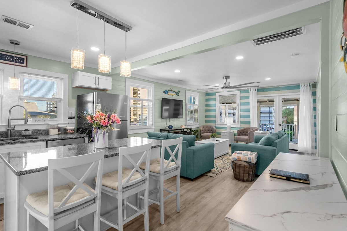 The open kitchen and living room, a cozy rainy-day base